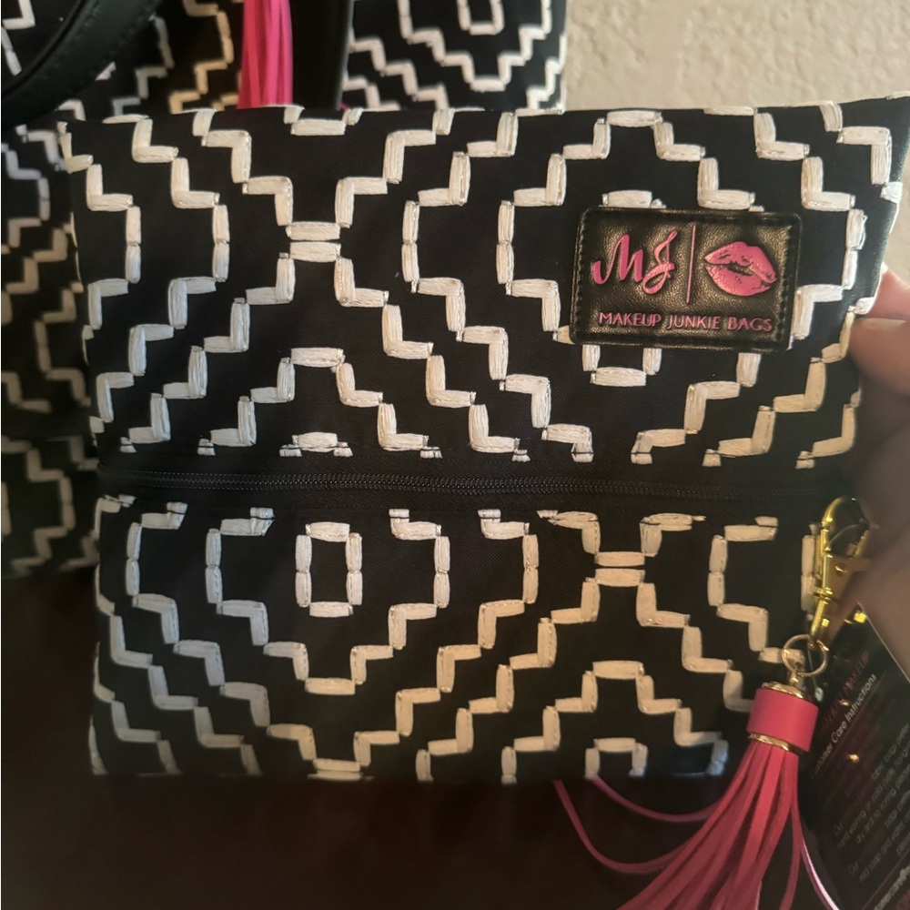 NWT Makeup Junkie Black and White Geometric small layflat bag - Picture 2 of 6